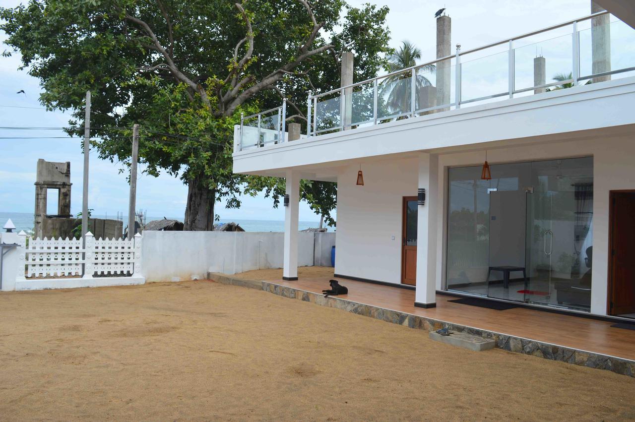 Blue Wings Beach Hotel トリンコマリー エクステリア 写真